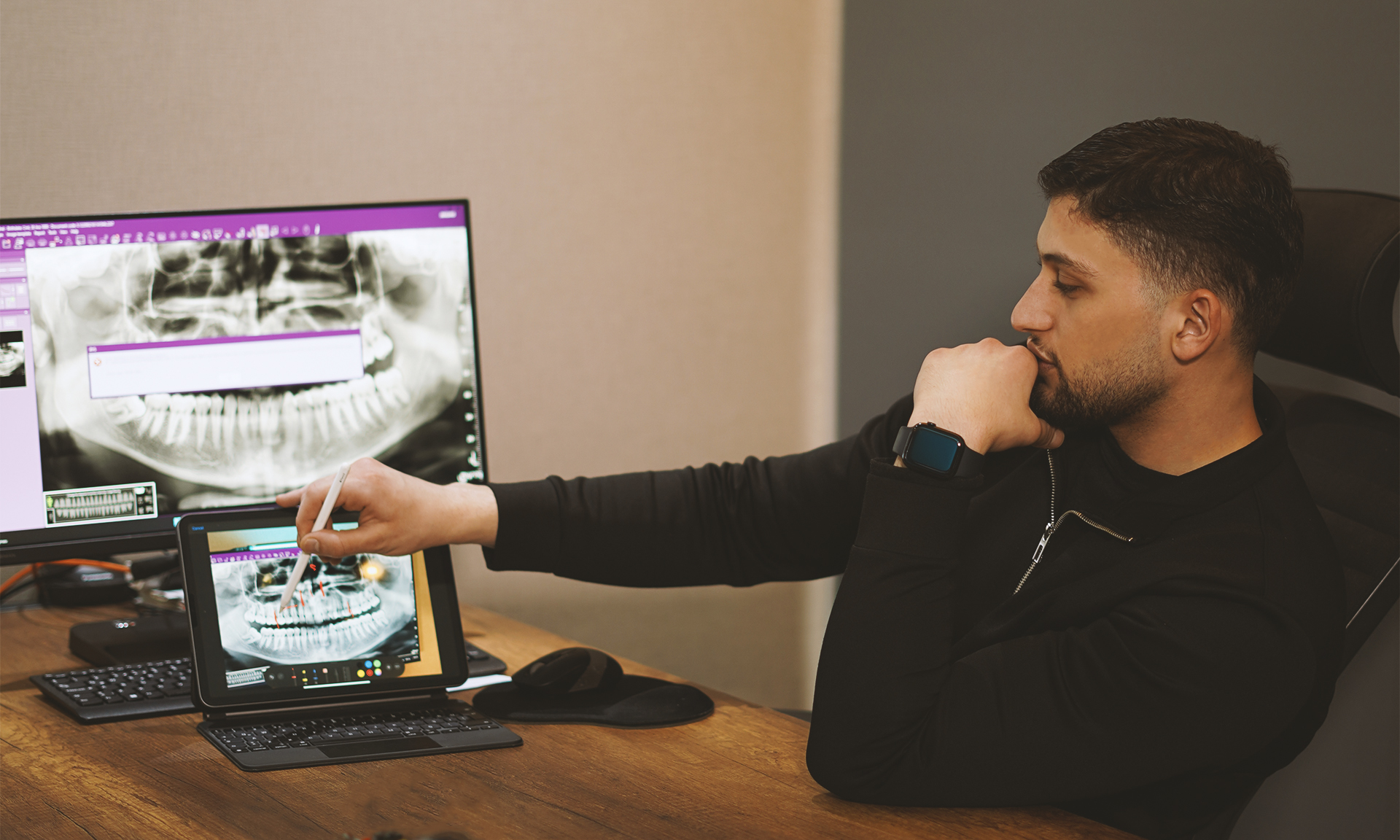 فريق عيادة عادل للأسنان الطبي المحترف في مناقشة في اسطنبول